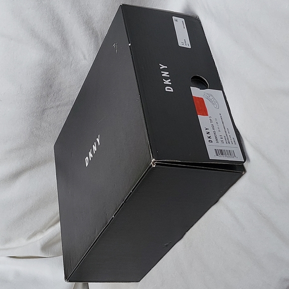 DKNY - Picture 4 of 10